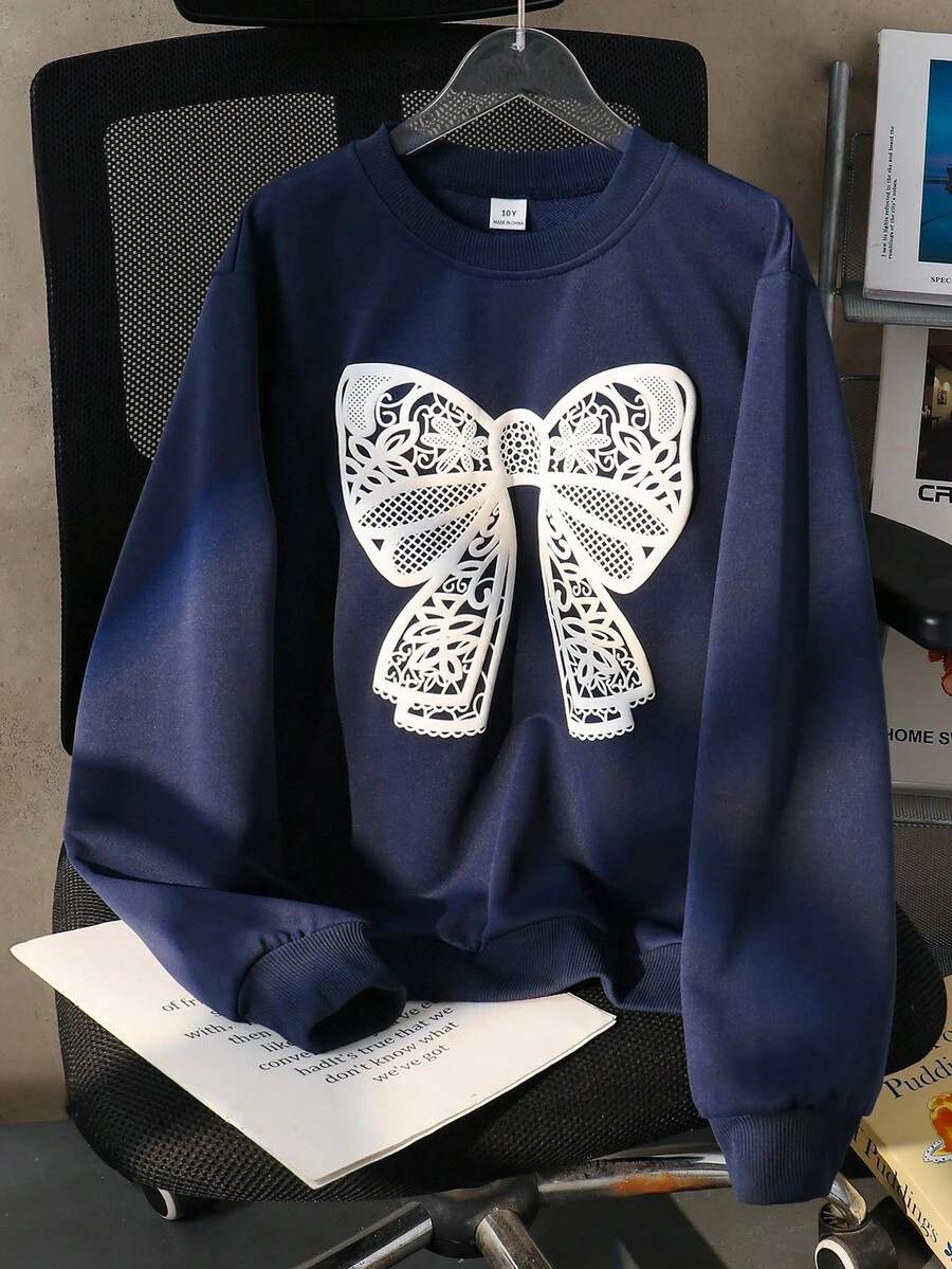 SHEIN 青少年女孩秋季服飾 蕾絲貼花蝴蝶結圖案圓領衛衣 休閒海軍藍落肩套頭上衣 - 寶藍色 - 查看 1