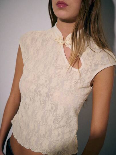 Nöista Autumn Top Features A Fresh And Sweet Look Inspired By The New Chinese Cheongsam Style, With A Slim Fit. The Stand-Up Collar, Embellished With Buttons, Highlights Its Traditional Charm.