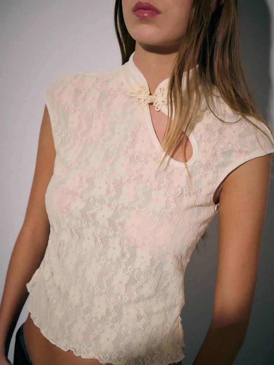 Nöista Autumn Top Features A Fresh And Sweet Look Inspired By The New Chinese Cheongsam Style, With A Slim Fit. The Stand-Up Collar, Embellished With Buttons, Highlights Its Traditional Charm.