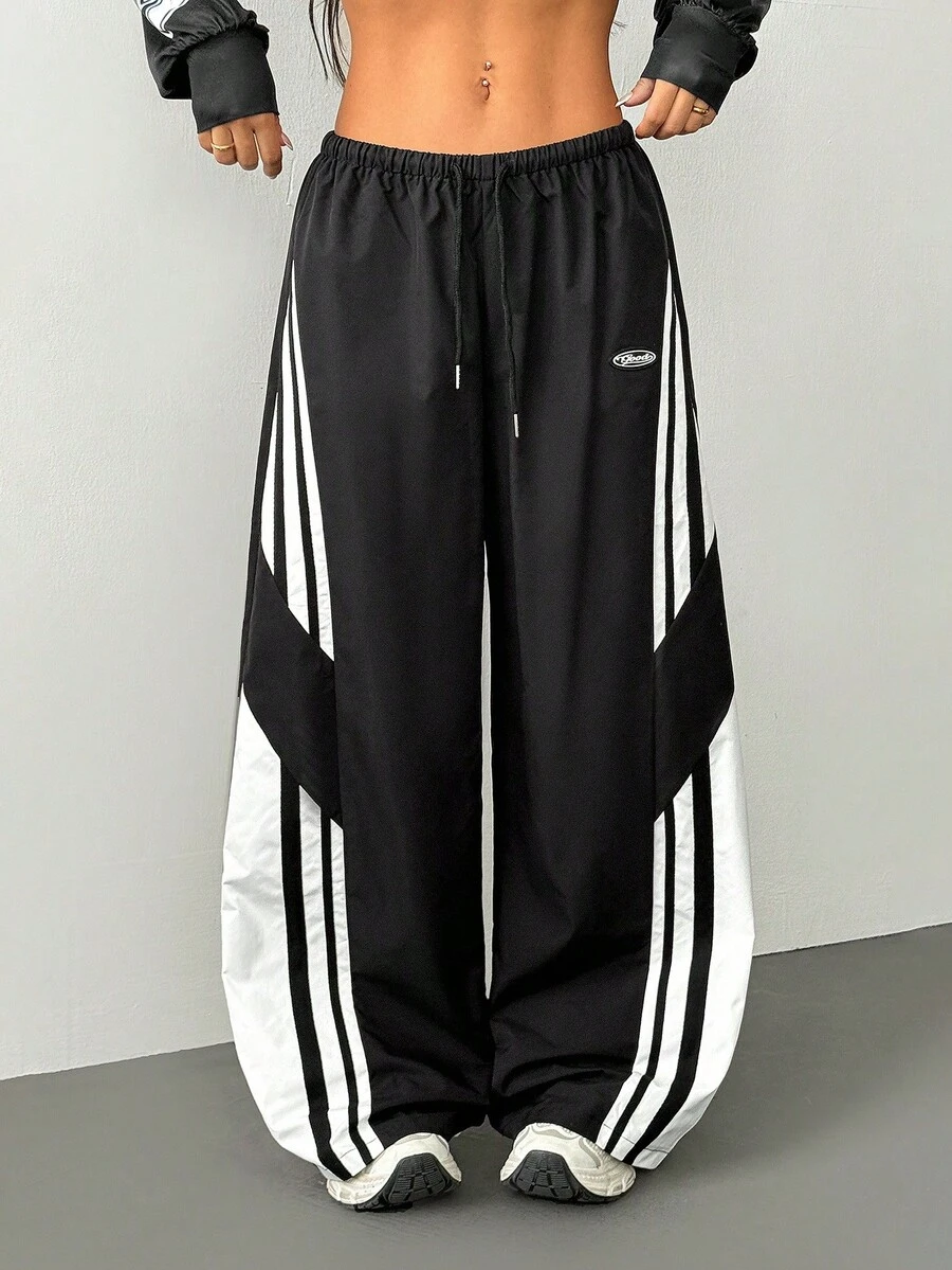 SHEIN PETITE Pantalones de paracaídas con bloques de color para mujer, pantalones cargo para primavera y verano, ropa de calle y salir - Negro - Ver 1