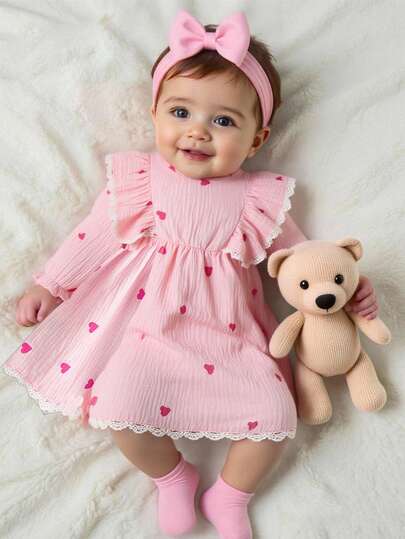 SHEIN 春秋新款女宝宝连衣裙时尚甜美可爱粉色爱心满印花图案荷叶边蕾丝长袖圆领连衣裙日常穿搭必备