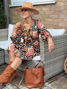 Livesso Robe courte à col V et motif floral pour femmes