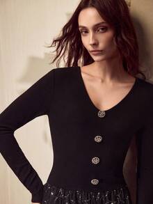 MOTF PREMIUM VESTIDO LARGO CON CUELLO EN V, DETALLES DE PEDRERÍA Y PATRÓN FLORAL DE LENTEJUELAS EN CONTRASTE - Negro - Ver 6