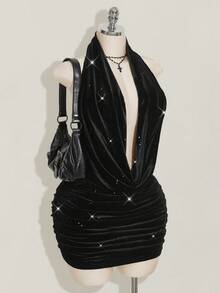 SHEIN ICON 大码女式黑色天鹅绒亮片低胸露背褶饰迷你连衣裙、Y2K 派对连衣裙、天鹅绒派对连衣裙、万圣节服装、生日连衣裙 - 黑色 - 查看 4