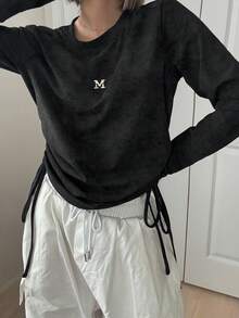 FRIFUL Camiseta de manga larga holgada y versátil de cuello redondo con estampado de teñido anudado en gris oscuro, decoración de letra metálica, abertura lateral y dobladillo con cordón, para otoño/invierno - Negro - Ver 6