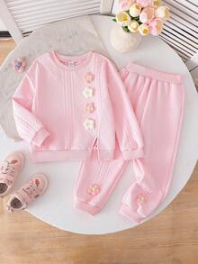 SHEIN Playful Pals 2 件套少女可爱甜美针织提花粉色上衣和裤子套装，正面 3D 花卉装饰，适合日常和户外穿着，秋冬 - 粉色 - 查看 4