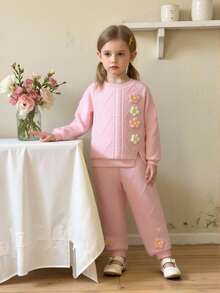 SHEIN Playful Pals 2 件套少女可爱甜美针织提花粉色上衣和裤子套装，正面 3D 花卉装饰，适合日常和户外穿着，秋冬 - 粉色 - 查看 5