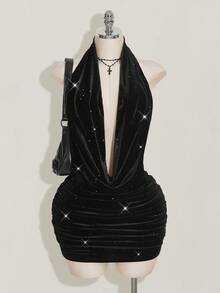 SHEIN ICON 大码女式黑色天鹅绒亮片低胸露背褶饰迷你连衣裙、Y2K 派对连衣裙、天鹅绒派对连衣裙、万圣节服装、生日连衣裙 - 黑色 - 查看 1