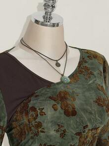 SHEIN ICON Camiseta de moda con mangas acampanadas, estampado floral y cruzado, de jacquard verde retro con efecto flockado, para mujer de talla grande