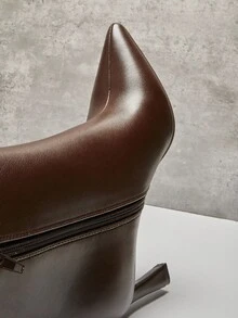 SHUZIA Bota feminina de cano curto com salto gatinho, bico fino perfeito, costuras de inspiração vintage e zíper lateral, ideal para o Natal. - Castanho - Ver 6