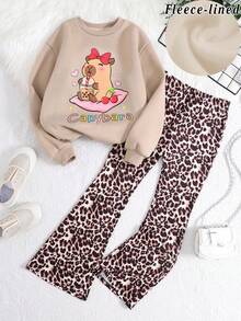 SHEIN 青少年女孩宽松休闲简约舒适圆领套头衫可爱卡通、水豚印花、可爱蝴蝶结动漫印花卫衣和豹纹喇叭裤套装，秋冬日常出游 - 卡其色 - 查看 5