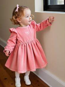 SHEIN 春秋季宝宝女童儿童时尚简约可爱甜美粉色天鹅绒柔软面料花蕾长袖圆领蝴蝶结图案纽扣上衣日常穿搭必备 - 紅木色 - 查看 11