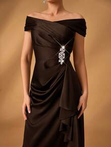 优雅奢华的海军蓝缎面露肩褶皱 A 字形不对称荷叶边下摆连衣裙，适合晚会、庆典、婚礼、新娘母亲礼服 - 咖啡棕 - 查看 7