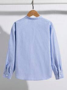 SHEIN 青少年男童条纹单排扣休闲口袋衬衫，长袖，蓝白相间，浅蓝色，青少年男童衬衫，条纹蓝衬衫，冬季套装，冬季服装，秋季服装，儿童服装，白色上衣，长袖衬衫 - 藍色 - 查看 2