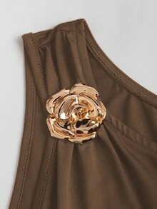 Sweetra Bộ áo hai dây họa tiết hoa ánh đồng và chân váy mini xếp ly mùa hè dành cho nữ - Màu Khaki - Xem 6