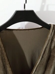 GlowEve 女士优雅浪漫奢华交叉天鹅绒蝴蝶结衬衫 - 軍綠色 - 查看 5