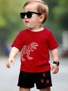 GraphicGems 男婴休闲时尚创意卡通可爱恐龙脚印印花基础款圆领T恤和短裤套装 男婴霸王龙图案T恤 恐龙男婴套装 红色T恤 男婴印花T恤 - 彩色 - 查看 4