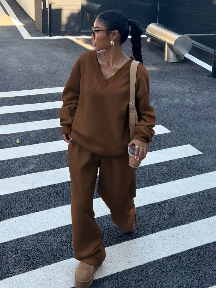 SHEIN EZwear 女式 V 领超大蓬松羊毛弹力宽松休闲棕色运动衫和运动裤两件套，秋冬 - 棕色 - 查看 1