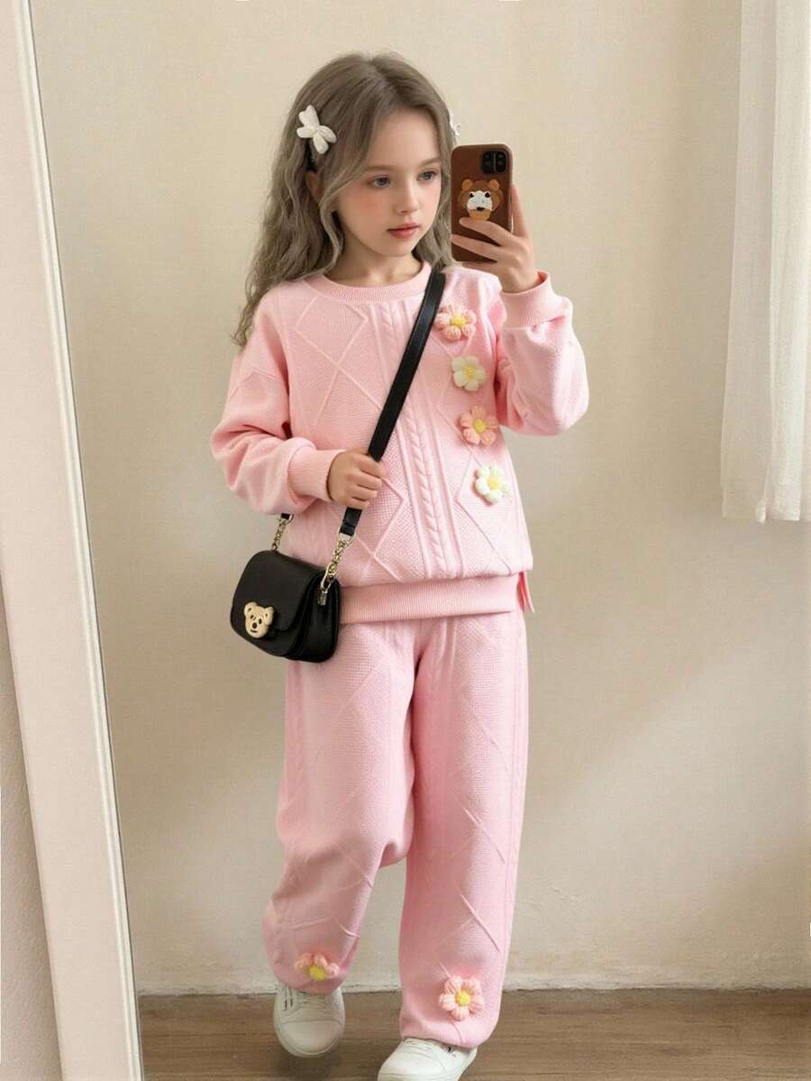 SHEIN Playful Pals 2 件套少女可爱甜美针织提花粉色上衣和裤子套装,正面 3D 花卉装饰,适合日常和户外穿着,秋冬 - 粉色 - 查看 1