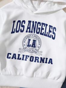 SHEIN Playful Pals 2 件套婴幼儿休闲装，包括 1 件白色连帽针织字母印花长袖运动衫和 1 条蓝色松紧腰口袋牛仔裤，适合休闲、运动装、日常穿着、外出、旅行，适合 6 个月至 2-3 岁儿童 - 彩色 - 查看 5