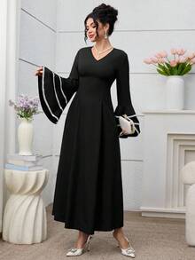 Al Najma Svart damklänning med vävd kontrastfärg och volang i midjan och plisserad A-linje - Svart - Visa 5