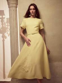 MOTF PREMIUM 纹理花卉刺绣A字连衣裙 - 黃色 - 查看 5