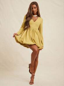 NYA SZN Vestido mini elegante de otoño color amarillo mostaza con manga larga, escote pronunciado y falda abullonada, fluido y modesto, para invitada de boda, brunch, oficina y estilo business casual - Amarillo - Ver 3