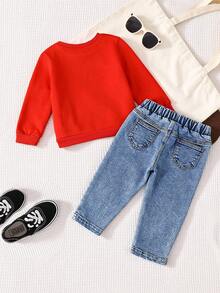 SHEIN Set de 2 piezas de pantalones vaqueros de mezclilla vintage y sudadera con estampado gráfico rojo para niños pequeños - Rojo - Ver 3
