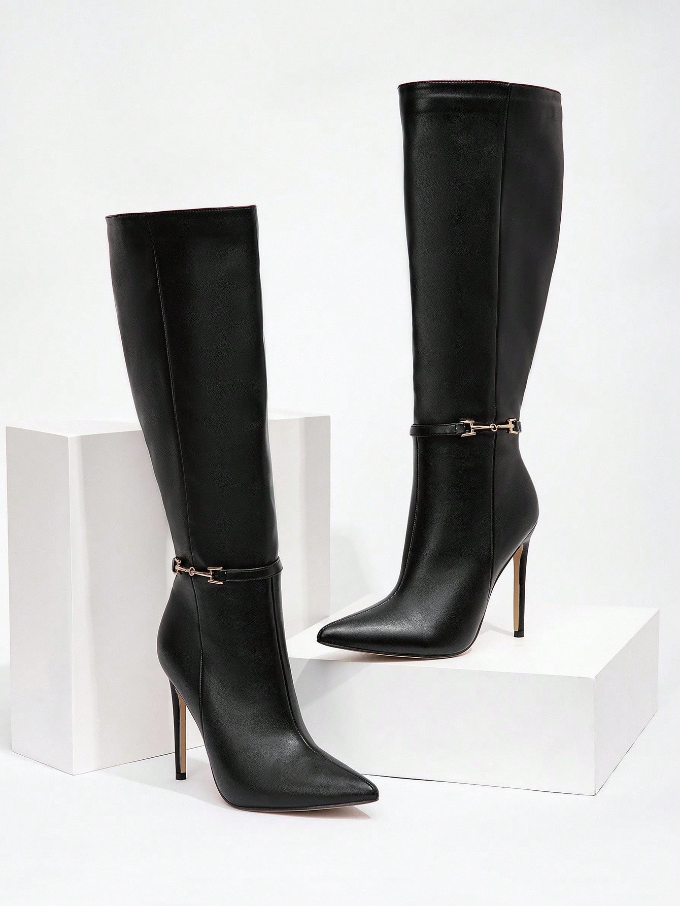 بوت فوق الركبة بكعب رفيع