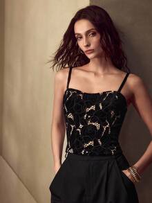 MOTF PREMIUM 天鹅绒花卉刺绣吊带背心 - 黑色 - 查看 2