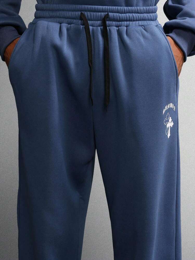 크로스 디자인의 오버사이즈 스웨트셔츠와 와이드 레그 팬츠