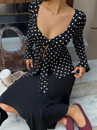 MainGRL Schwarzes Polka-Punkt Lässig Schnürung Quadratischer Ausschnitt Langarm T-Shirt für Frauen