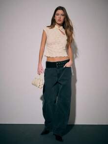 Nöista Autumn Top Features A Fresh And Sweet Look Inspired By The New Chinese Cheongsam Style, With A Slim Fit. The Stand-Up Collar, Embellished With Buttons, Highlights Its Traditional Charm.