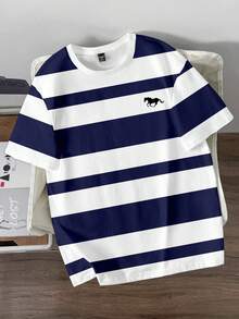 Claim Dot 时尚休闲复古撞色条纹马匹剪影数码印花图案标准版型男士短袖T恤，适合约会、聚会等场合，必备单品，适合情侣、家庭亲子装，是送给男友的绝佳夏季休闲撞色男士图案T恤。 - 彩色 - 查看 1