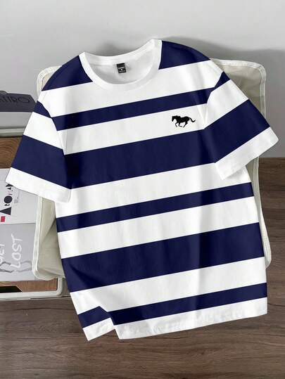 Claim Dot 时尚休闲复古撞色条纹马匹剪影数码印花图案标准版型男士短袖T恤，适合约会、聚会等场合，必备单品，适合情侣、家庭亲子装，是送给男友的绝佳夏季休闲撞色男士图案T恤。