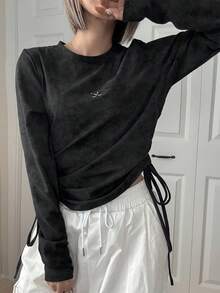 FRIFUL Camiseta de manga larga holgada y versátil de cuello redondo con estampado de teñido anudado en gris oscuro, decoración de letra metálica, abertura lateral y dobladillo con cordón, para otoño/invierno - Negro - Ver 7