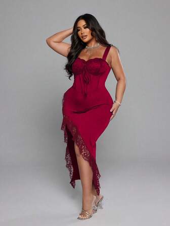 NU&NOW 大码女式纯色红色蕾丝拼接性感优雅开衩修身吊带裙，适合圣诞节、新年派对、毕业舞会、性感约会之夜、时尚都市休闲外出等场合。