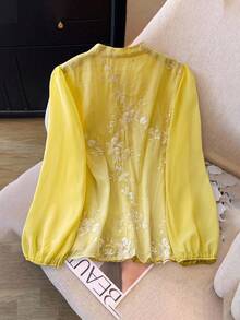 GlowEve قميص نسائي أنيق بأكمام طويلة وياقة مستديرة مزخرف بالورود مع أزرار للإغلاق