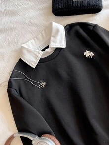 Áo nỉ cổ trắng tương phản màu đen cho bé gái tuổi teen, thời trang đa năng với thiết kế in hình ngực, viền và cổ tay bo gân, thích hợp cho các buổi đi chơi mùa thu/đông, du lịch, mua sắm, có thể kết hợp với quần nỉ, quần jean, áo khoác - màu đen - Xem 4