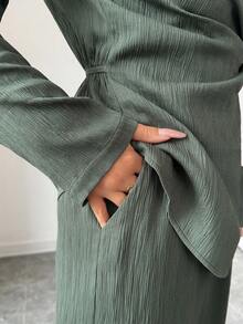 Selianne 女士优雅高端正式办公室通勤休闲曲线商务休闲纯色纹理面料分层 V 领收腰褶皱大金属扣下摆开衩长袖衬衫 + 松紧腰宽松直筒裤套装 - 軍綠色 - 查看 3