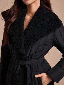 CLARA VERO 黑色蓬松毛领绗缝内衬束腰派克大衣，女式夹棉外套，泰迪熊口袋细节 - 黑色 - 查看 3