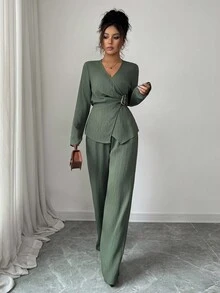 Selianne 女士优雅高端正式办公室通勤休闲曲线商务休闲纯色纹理面料分层 V 领收腰褶皱大金属扣下摆开衩长袖衬衫 + 松紧腰宽松直筒裤套装 - 軍綠色 - 查看 6
