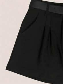 SHEIN Essnce شورت بحزام تجاعيد مطوية مع سلسلة