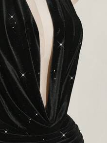 SHEIN ICON 大码女式黑色天鹅绒亮片低胸露背褶饰迷你连衣裙、Y2K 派对连衣裙、天鹅绒派对连衣裙、万圣节服装、生日连衣裙 - 黑色 - 查看 6