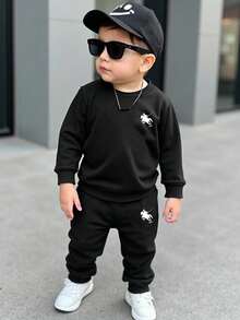 SHEIN 男婴针织柔软休闲经典骑士图案印花圆领套头连帽衫和裤子套装，适合秋冬季 - 黑色 - 查看 1