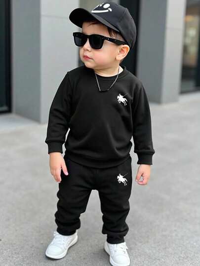 SHEIN Conjunto de sudadera con capucha y pantalones de punto suave y casual con estampado clásico de patrón de caballero, adecuado para otoño/invierno para bebé niño