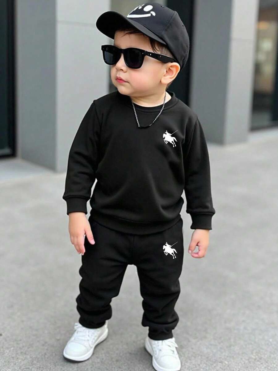 SHEIN 男婴针织柔软休闲经典骑士图案印花圆领套头连帽衫和裤子套装，适合秋冬季 - 黑色 - 查看 1
