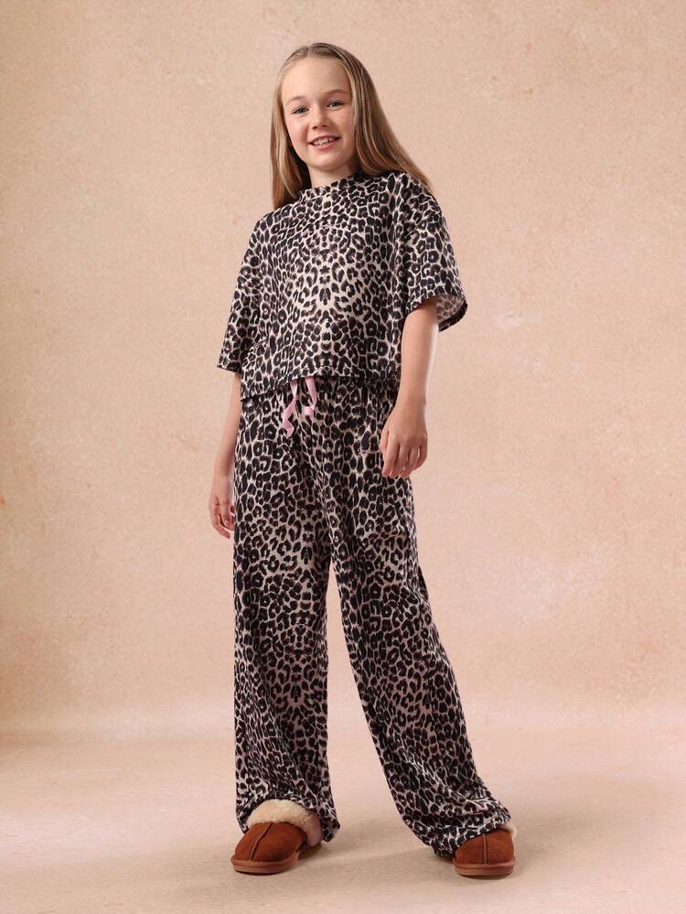 Conjunto coordenado com estampa de oncinha, top curto e calça larga