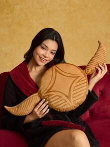 HARRY POTTER X SHEIN 1 chiếc gối trang trí bằng vải nhung hình quả bóng vàng Golden Snitch, chất liệu mềm mại, in chất lượng cao, thích hợp để trang trí nhà cửa, ghế sofa, phòng khách, ô tô, văn phòng, v.v. - Vàng - Xem 2