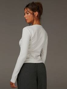 Athîral 女士杏色条纹罗纹针织修身T恤，柔软罗纹面料，修身剪裁，经典圆领，精致横条纹细节，极简缝线，春秋季优雅办公室叠穿必备单品，适合女士秋季、新年及休闲场合穿着。 - 彩色 - 查看 3